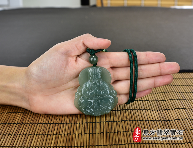 翡翠玉皇大帝項鍊玉珮大小示意照片 翡翠玉皇大帝項鍊玉珮（玉皇大帝：玉皇大帝牌A貨翡翠玉皇大帝玉珮、緬甸玉玉皇大帝玉墜）。綠色糯種油青玉皇大帝，EH014。客製化訂做各種翡翠玉皇大帝吊墜玉珮項鍊。★附A貨翡翠雙證書