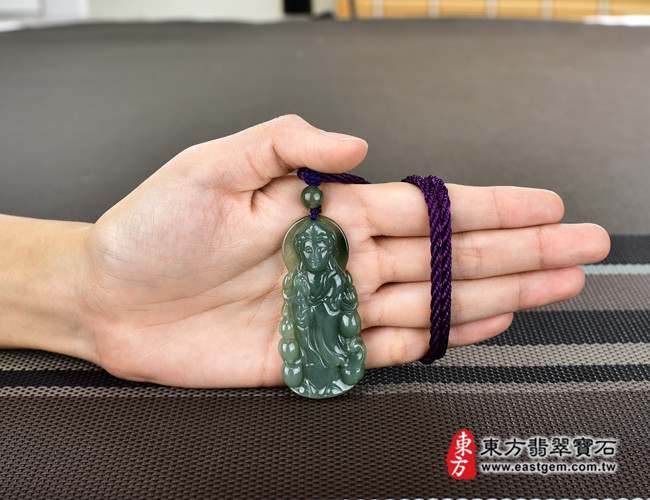 翡翠觀世音菩薩項鍊玉珮大小示意照片 翡翠觀世音菩薩項鍊玉珮（觀世音菩薩、寶瓶觀音：觀世音菩薩牌A貨翡翠觀世音菩薩玉珮、緬甸玉觀世音菩薩玉墜）。綠色糯種油青觀世音菩薩，GY816。客製化訂做各種翡翠觀世音菩薩吊墜玉珮項鍊。★附A貨翡翠雙證書