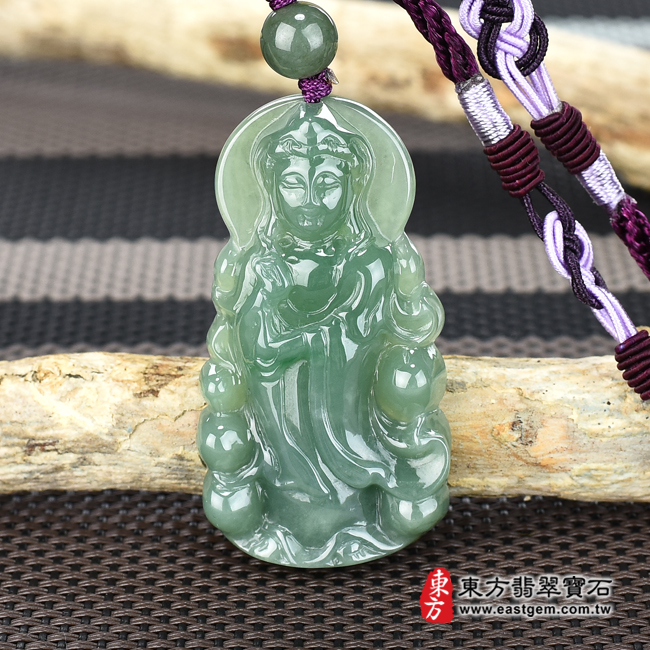 翡翠觀世音菩薩項鍊玉珮正面照片 翡翠觀世音菩薩項鍊玉珮（觀世音菩薩、寶瓶觀音：觀世音菩薩牌A貨翡翠觀世音菩薩玉珮、緬甸玉觀世音菩薩玉墜）。綠色糯種油青觀世音菩薩，GY818。客製化訂做各種翡翠觀世音菩薩吊墜玉珮項鍊。★附A貨翡翠雙證書