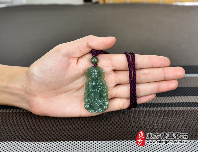 翡翠觀世音菩薩項鍊玉珮大小示意照片 翡翠觀世音菩薩項鍊玉珮（觀世音菩薩、寶瓶觀音：觀世音菩薩牌A貨翡翠觀世音菩薩玉珮、緬甸玉觀世音菩薩玉墜）。綠色糯種油青觀世音菩薩，GY818。客製化訂做各種翡翠觀世音菩薩吊墜玉珮項鍊。★附A貨翡翠雙證書
