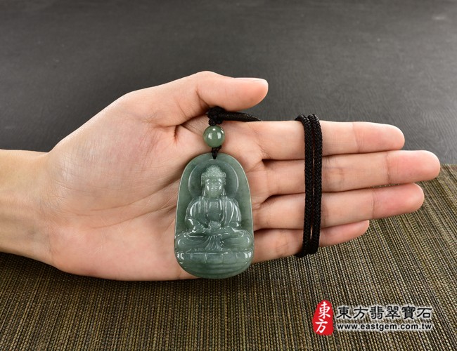阿彌陀佛項鍊玉珮大小示意照片   翡翠阿彌陀佛項鍊玉珮（阿彌陀佛：阿彌陀佛牌A貨翡翠阿彌陀佛玉珮、緬甸玉阿彌陀佛玉墜）。綠色糯種阿彌陀佛，FD367。客製化訂做各種翡翠阿彌陀佛吊墜玉珮項鍊。★附A貨翡翠雙證書