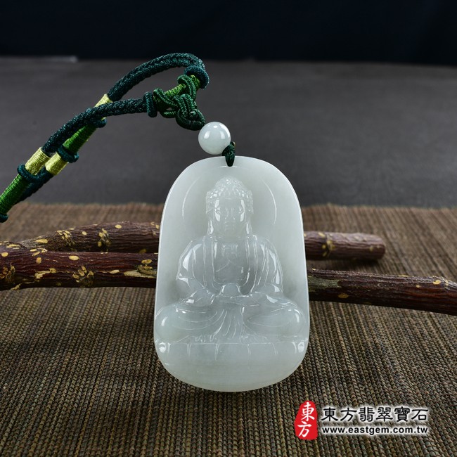 阿彌陀佛項鍊玉珮情境照片   翡翠阿彌陀佛項鍊玉珮（阿彌陀佛：阿彌陀佛牌A貨翡翠阿彌陀佛玉珮、緬甸玉阿彌陀佛玉墜）。白綠色糯種阿彌陀佛，FD368。客製化訂做各種翡翠阿彌陀佛吊墜玉珮項鍊。★附A貨翡翠雙證書