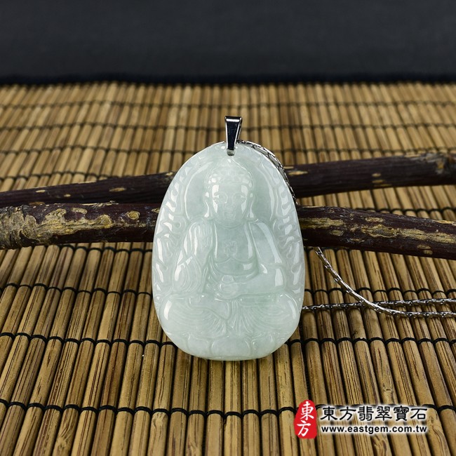 阿彌陀佛項鍊玉珮情境照片   （已出售勿下標，可訂做）翡翠阿彌陀佛項鍊玉珮（阿彌陀佛：阿彌陀佛牌A貨翡翠阿彌陀佛玉珮、緬甸玉阿彌陀佛玉墜）。淡綠色糯種阿彌陀佛，FD369。客製化訂做各種翡翠阿彌陀佛吊墜玉珮項鍊。★附A貨翡翠雙證書