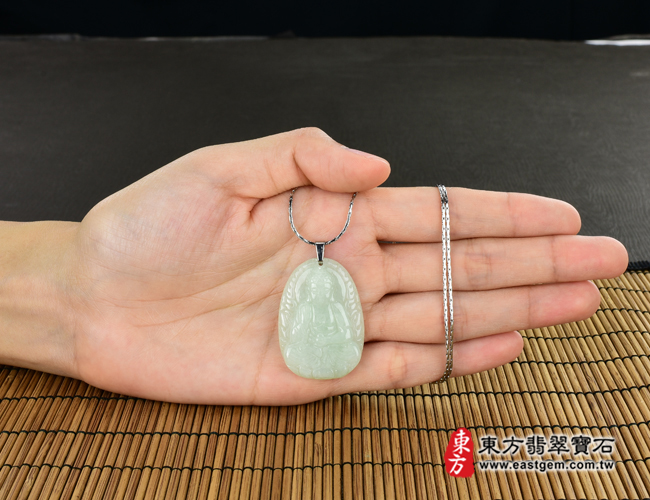 阿彌陀佛項鍊玉珮大小示意照片   （已出售勿下標，可訂做）翡翠阿彌陀佛項鍊玉珮（阿彌陀佛：阿彌陀佛牌A貨翡翠阿彌陀佛玉珮、緬甸玉阿彌陀佛玉墜）。淡綠色糯種阿彌陀佛，FD369。客製化訂做各種翡翠阿彌陀佛吊墜玉珮項鍊。★附A貨翡翠雙證書