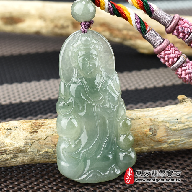 觀世音菩薩項鍊玉珮左側照片 （已出售勿下標，可訂做）翡翠觀世音菩薩項鍊玉珮（觀世音菩薩、寶瓶觀音：觀世音菩薩牌A貨翡翠觀世音菩薩玉珮、緬甸玉觀世音菩薩玉墜）。綠色糯種觀世音菩薩，GY821。客製化訂做各種翡翠觀世音菩薩吊墜玉珮項鍊。★附A貨翡翠雙證書