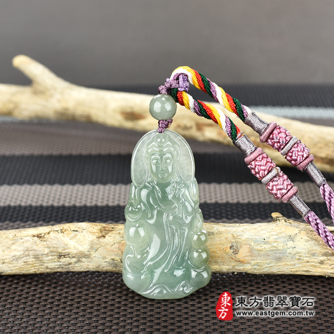 觀世音菩薩項鍊玉珮情境照片 （已出售勿下標，可訂做）翡翠觀世音菩薩項鍊玉珮（觀世音菩薩、寶瓶觀音：觀世音菩薩牌A貨翡翠觀世音菩薩玉珮、緬甸玉觀世音菩薩玉墜）。綠色糯種觀世音菩薩，GY821。客製化訂做各種翡翠觀世音菩薩吊墜玉珮項鍊。★附A貨翡翠雙證書