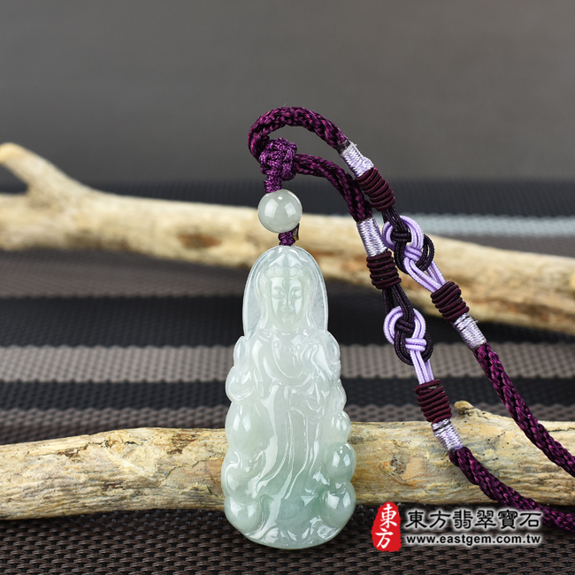 觀世音菩薩項鍊玉珮情境照片 （已出售勿下標，可訂做）翡翠觀世音菩薩項鍊玉珮（觀世音菩薩、寶瓶觀音：觀世音菩薩牌A貨翡翠觀世音菩薩玉珮、緬甸玉觀世音菩薩玉墜）。綠色糯種觀世音菩薩，GY822。客製化訂做各種翡翠觀世音菩薩吊墜玉珮項鍊。★附A貨翡翠雙證書