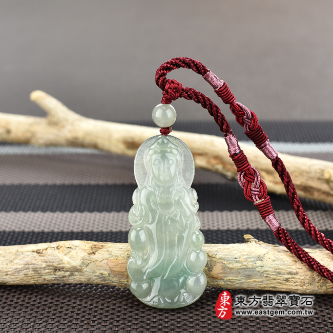 觀世音菩薩項鍊玉珮情境照片 翡翠觀世音菩薩項鍊玉珮（觀世音菩薩、寶瓶觀音：觀世音菩薩牌A貨翡翠觀世音菩薩玉珮、緬甸玉觀世音菩薩玉墜）。綠色糯種觀世音菩薩，GY823。客製化訂做各種翡翠觀世音菩薩吊墜玉珮項鍊。★附A貨翡翠雙證書