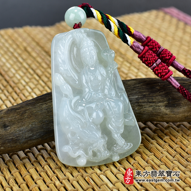 翡翠觀世音菩薩項鍊玉珮左側照片 翡翠觀世音菩薩項鍊玉珮（觀世音菩薩、乘龍觀音：觀世音菩薩牌A貨翡翠觀世音菩薩玉珮、緬甸玉觀世音菩薩玉墜）。淡綠色糯種觀世音菩薩，GY830。客製化訂做各種翡翠觀世音菩薩吊墜玉珮項鍊。★附A貨翡翠雙證書