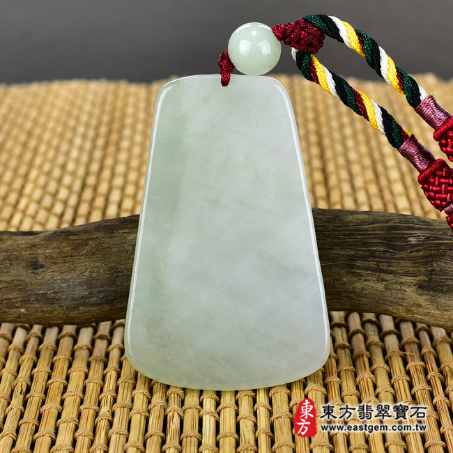 翡翠觀世音菩薩項鍊玉珮背面照片 翡翠觀世音菩薩項鍊玉珮（觀世音菩薩、乘龍觀音：觀世音菩薩牌A貨翡翠觀世音菩薩玉珮、緬甸玉觀世音菩薩玉墜）。淡綠色糯種觀世音菩薩，GY830。客製化訂做各種翡翠觀世音菩薩吊墜玉珮項鍊。★附A貨翡翠雙證書