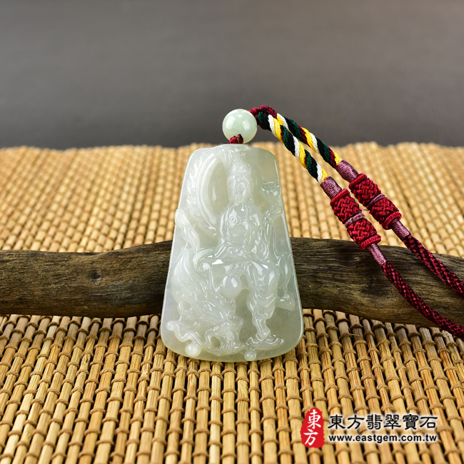 翡翠觀世音菩薩項鍊玉珮情境照片 翡翠觀世音菩薩項鍊玉珮（觀世音菩薩、乘龍觀音：觀世音菩薩牌A貨翡翠觀世音菩薩玉珮、緬甸玉觀世音菩薩玉墜）。淡綠色糯種觀世音菩薩，GY830。客製化訂做各種翡翠觀世音菩薩吊墜玉珮項鍊。★附A貨翡翠雙證書