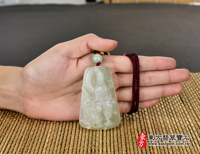 翡翠觀世音菩薩項鍊玉珮大小示意照片 翡翠觀世音菩薩項鍊玉珮（觀世音菩薩、乘龍觀音：觀世音菩薩牌A貨翡翠觀世音菩薩玉珮、緬甸玉觀世音菩薩玉墜）。淡綠色糯種觀世音菩薩，GY830。客製化訂做各種翡翠觀世音菩薩吊墜玉珮項鍊。★附A貨翡翠雙證書