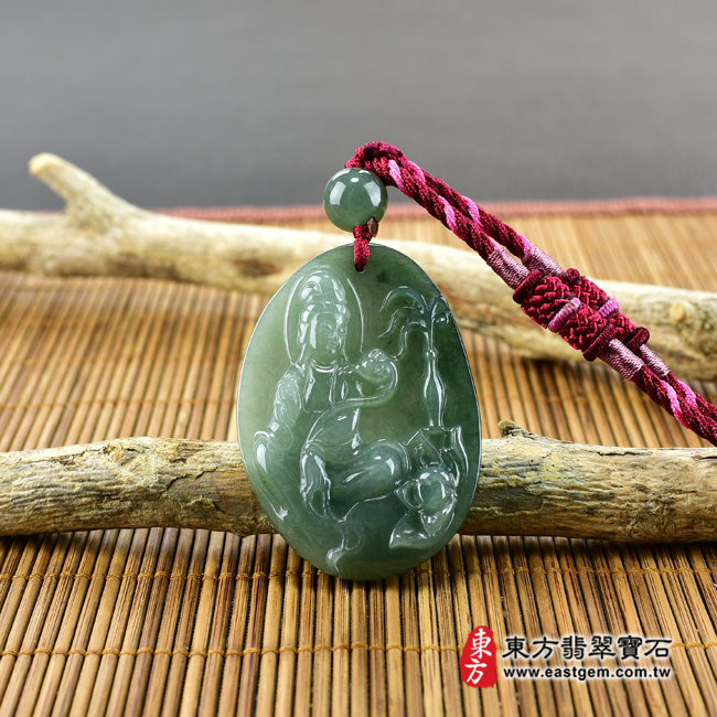 翡翠觀世音菩薩項鍊玉珮情境照片 （已出售勿下標，可訂做）翡翠觀世音菩薩項鍊玉珮（觀世音菩薩、如意觀音：觀世音菩薩牌A貨翡翠觀世音菩薩玉珮、緬甸玉觀世音菩薩玉墜）。綠色糯種觀世音菩薩，GY832。客製化訂做各種翡翠觀世音菩薩吊墜玉珮項鍊。★附A貨翡翠雙證書