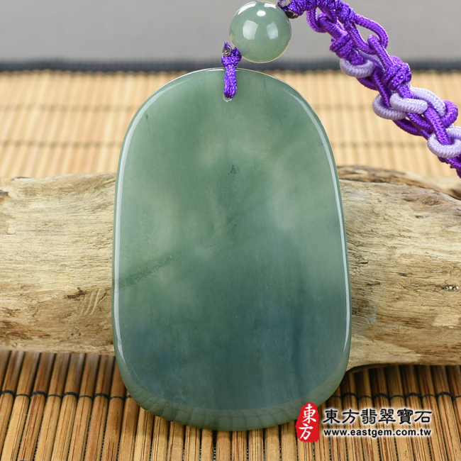 翡翠觀世音菩薩項鍊玉珮背面照片 翡翠觀世音菩薩項鍊玉珮（觀世音菩薩：觀世音菩薩牌A貨翡翠觀世音菩薩玉珮、緬甸玉觀世音菩薩玉墜）。綠色糯種油青觀世音菩薩，GY833。客製化訂做各種翡翠觀世音菩薩吊墜玉珮項鍊。★附A貨翡翠雙證書