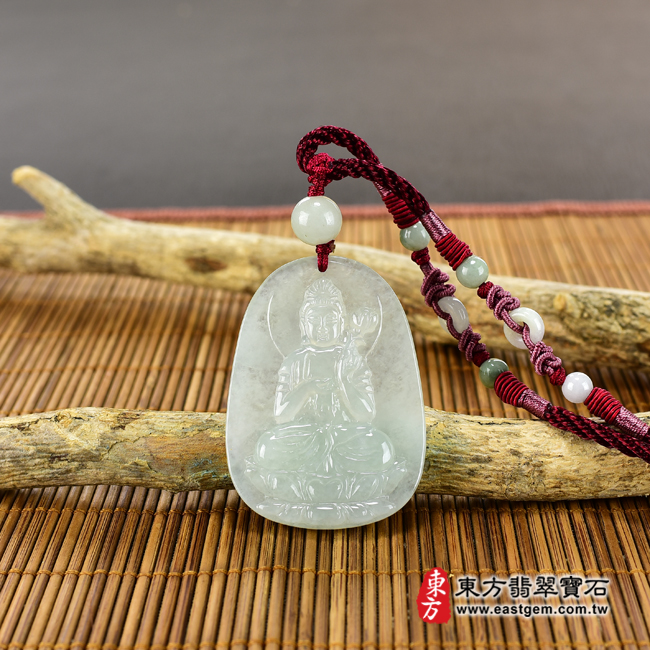 翡翠大勢至菩薩項鍊玉珮情境照片 翡翠大勢至菩薩項鍊玉珮（大勢至菩薩：大勢至菩薩牌A貨翡翠大勢至菩薩玉珮、緬甸玉大勢至菩薩玉墜）。淡綠色糯冰種大勢至菩薩，GY836。客製化訂做各種翡翠大勢至菩薩吊墜玉珮項鍊。★附A貨翡翠雙證書