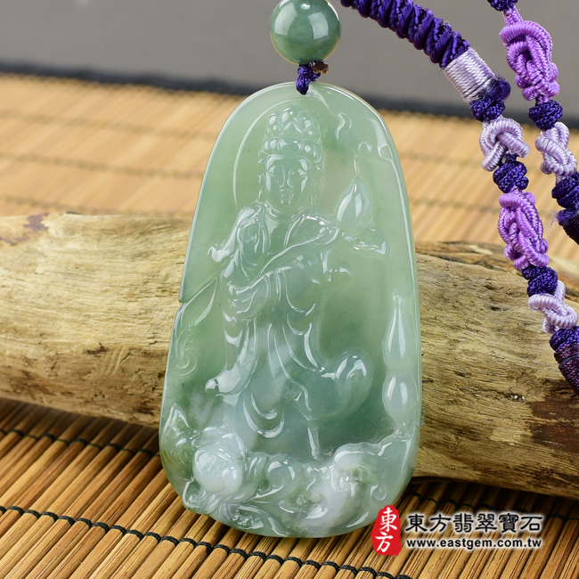 翡翠大勢至菩薩項鍊玉珮右側照片 （已出售勿下標，可訂做）翡翠大勢至菩薩項鍊玉珮（大勢至菩薩：大勢至菩薩牌A貨翡翠大勢至菩薩玉珮、緬甸玉大勢至菩薩玉墜）。綠色糯種大勢至菩薩，GY838。客製化訂做各種翡翠大勢至菩薩吊墜玉珮項鍊。★附A貨翡翠雙證書