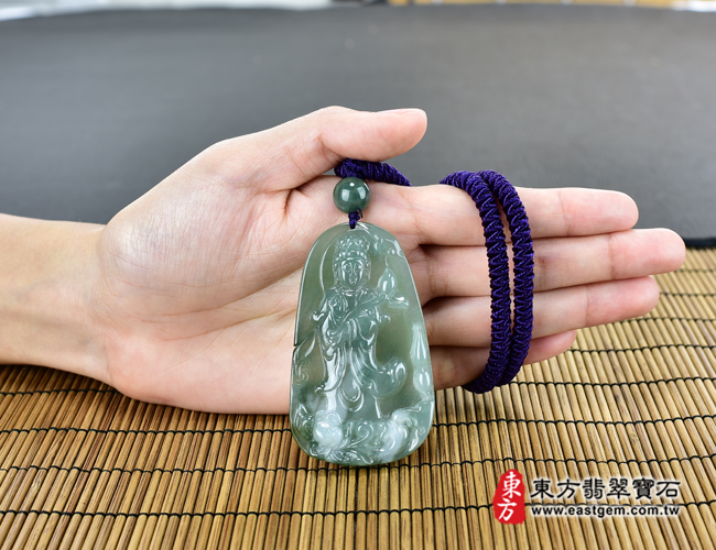 翡翠大勢至菩薩項鍊玉珮大小示意照片 （已出售勿下標，可訂做）翡翠大勢至菩薩項鍊玉珮（大勢至菩薩：大勢至菩薩牌A貨翡翠大勢至菩薩玉珮、緬甸玉大勢至菩薩玉墜）。綠色糯種大勢至菩薩，GY838。客製化訂做各種翡翠大勢至菩薩吊墜玉珮項鍊。★附A貨翡翠雙證書