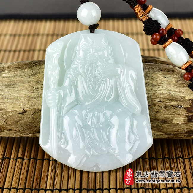 翡翠神農大帝項鍊玉珮正面照片 翡翠神農大帝項鍊玉珮（神農大帝：神農大帝牌A貨翡翠神農大帝玉珮、緬甸玉神農大帝玉墜）。淡綠糯種神農大帝，KN089。客製化訂做各種翡翠神農大帝吊墜玉珮項鍊。★附A貨翡翠雙證書