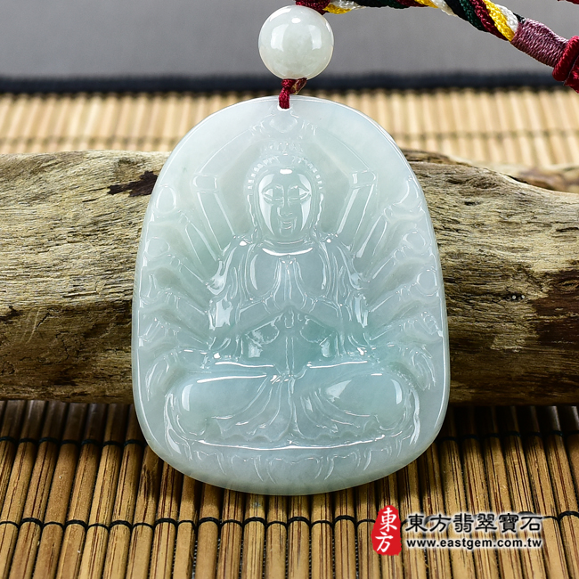 翡翠千手觀音項鍊玉珮正面照片 翡翠千手觀音項鍊玉珮（千手觀音：千手觀音牌A貨翡翠千手觀音玉珮、緬甸玉千手觀音玉墜）。淡綠色糯種千手觀音，LH134。客製化訂做各種翡翠千手觀音吊墜玉珮項鍊。★附A貨翡翠雙證書