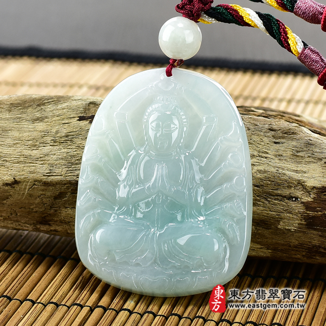 翡翠千手觀音項鍊玉珮右側照片 翡翠千手觀音項鍊玉珮（千手觀音：千手觀音牌A貨翡翠千手觀音玉珮、緬甸玉千手觀音玉墜）。淡綠色糯種千手觀音，LH134。客製化訂做各種翡翠千手觀音吊墜玉珮項鍊。★附A貨翡翠雙證書