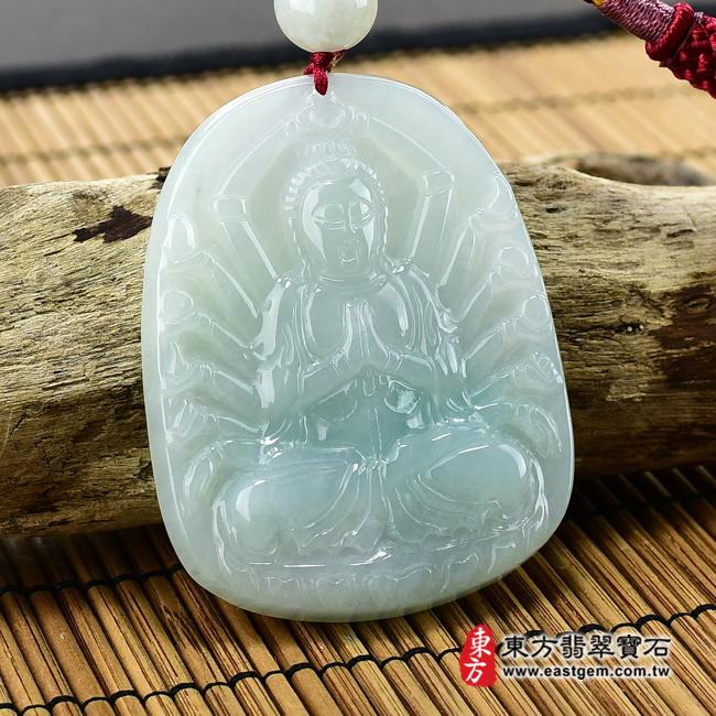 翡翠千手觀音項鍊玉珮左側照片 翡翠千手觀音項鍊玉珮（千手觀音：千手觀音牌A貨翡翠千手觀音玉珮、緬甸玉千手觀音玉墜）。淡綠色糯種千手觀音，LH134。客製化訂做各種翡翠千手觀音吊墜玉珮項鍊。★附A貨翡翠雙證書