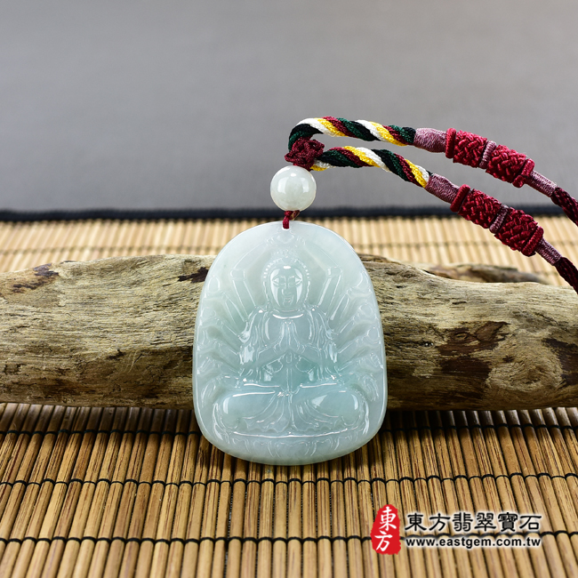 翡翠千手觀音項鍊玉珮情境照片 翡翠千手觀音項鍊玉珮（千手觀音：千手觀音牌A貨翡翠千手觀音玉珮、緬甸玉千手觀音玉墜）。淡綠色糯種千手觀音，LH134。客製化訂做各種翡翠千手觀音吊墜玉珮項鍊。★附A貨翡翠雙證書