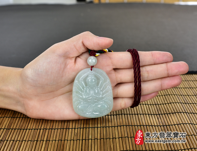翡翠千手觀音項鍊玉珮大小示意照片 翡翠千手觀音項鍊玉珮（千手觀音：千手觀音牌A貨翡翠千手觀音玉珮、緬甸玉千手觀音玉墜）。淡綠色糯種千手觀音，LH134。客製化訂做各種翡翠千手觀音吊墜玉珮項鍊。★附A貨翡翠雙證書