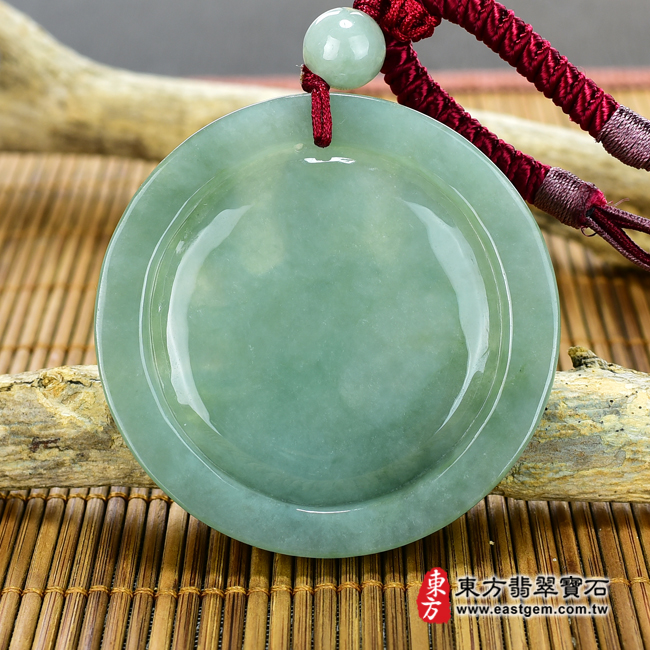 翡翠千手觀音項鍊玉珮背面照片 翡翠千手觀音項鍊玉珮（千手觀音：千手觀音牌A貨翡翠千手觀音玉珮、緬甸玉千手觀音玉墜）。綠色糯種千手觀音，LH137。客製化訂做各種翡翠千手觀音吊墜玉珮項鍊。★附A貨翡翠雙證書