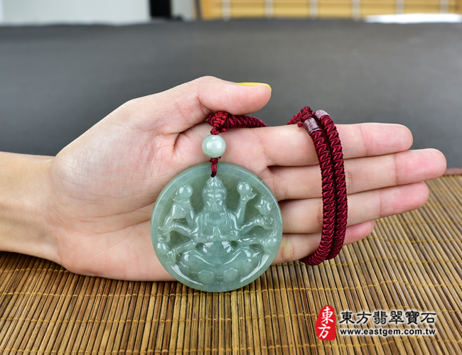 翡翠千手觀音項鍊玉珮大小示意照片 翡翠千手觀音項鍊玉珮（千手觀音：千手觀音牌A貨翡翠千手觀音玉珮、緬甸玉千手觀音玉墜）。綠色糯種千手觀音，LH137。客製化訂做各種翡翠千手觀音吊墜玉珮項鍊。★附A貨翡翠雙證書