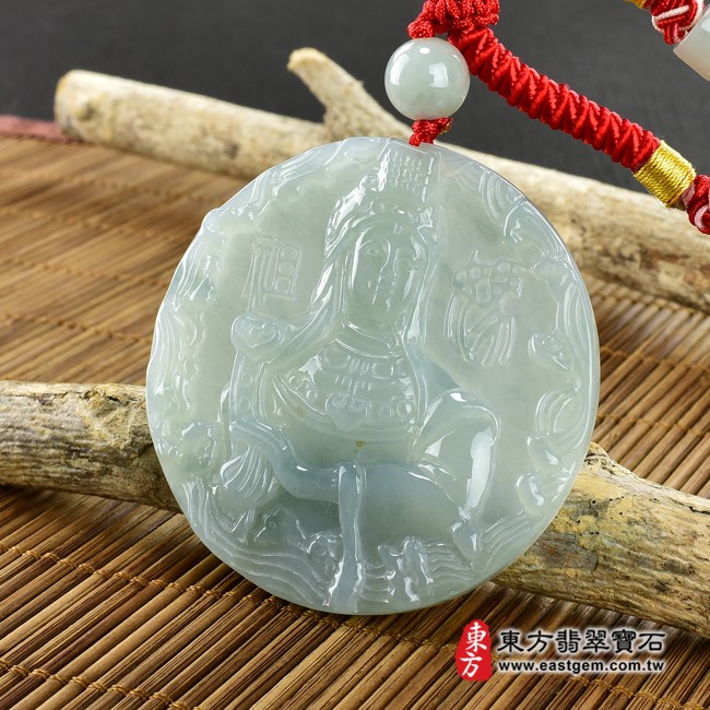 媽祖項鍊玉珮右側照片  翡翠媽祖項鍊玉珮（天上聖母：媽祖牌A貨翡翠媽祖玉珮、緬甸玉媽祖玉墜）。淡綠色糯種媽祖，MD109。客製化訂做各種翡翠媽祖吊墜玉珮項鍊。★附A貨翡翠雙證書