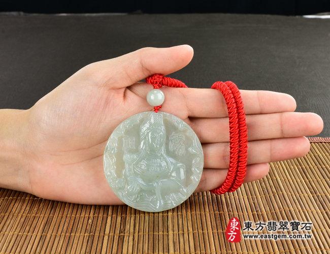 媽祖項鍊玉珮大小示意照片  翡翠媽祖項鍊玉珮（天上聖母：媽祖牌A貨翡翠媽祖玉珮、緬甸玉媽祖玉墜）。淡綠色糯種媽祖，MD109。客製化訂做各種翡翠媽祖吊墜玉珮項鍊。★附A貨翡翠雙證書