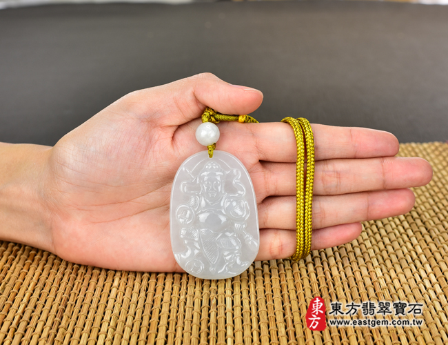 翡翠三太子項鍊玉珮大小示意照片 翡翠三太子項鍊玉珮（中壇元帥、哪吒：三太子牌A貨翡翠三太子玉珮、緬甸玉哪吒三太子玉墜）。淡綠糯種三太子，TT087。客製化訂做各種翡翠哪吒三太子吊墜玉珮項鍊。★附A貨翡翠雙證書
