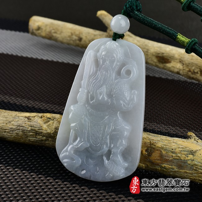 玄天上帝項鍊玉珮右側照片  翡翠玄天上帝項鍊玉珮（玄天上帝：玄天上帝牌A貨翡翠玄天上帝玉珮、緬甸玉玄天上帝玉墜）。白綠色糯種玄天上帝，ST066。客製化訂做各種翡翠玄天上帝吊墜玉珮項鍊。★附A貨翡翠雙證書