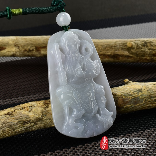 玄天上帝項鍊玉珮左側照片  翡翠玄天上帝項鍊玉珮（玄天上帝：玄天上帝牌A貨翡翠玄天上帝玉珮、緬甸玉玄天上帝玉墜）。白綠色糯種玄天上帝，ST066。客製化訂做各種翡翠玄天上帝吊墜玉珮項鍊。★附A貨翡翠雙證書