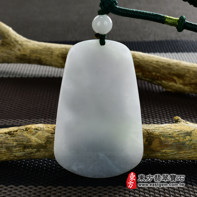  玄天上帝項鍊玉珮背面照片  翡翠玄天上帝項鍊玉珮（玄天上帝：玄天上帝牌A貨翡翠玄天上帝玉珮、緬甸玉玄天上帝玉墜）。白綠色糯種玄天上帝，ST066。客製化訂做各種翡翠玄天上帝吊墜玉珮項鍊。★附A貨翡翠雙證書