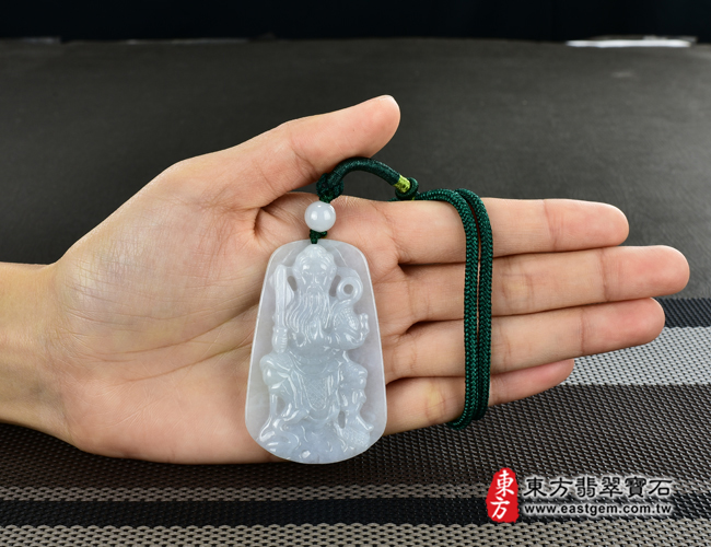玄天上帝項鍊玉珮大小示意照片  翡翠玄天上帝項鍊玉珮（玄天上帝：玄天上帝牌A貨翡翠玄天上帝玉珮、緬甸玉玄天上帝玉墜）。白綠色糯種玄天上帝，ST066。客製化訂做各種翡翠玄天上帝吊墜玉珮項鍊。★附A貨翡翠雙證書