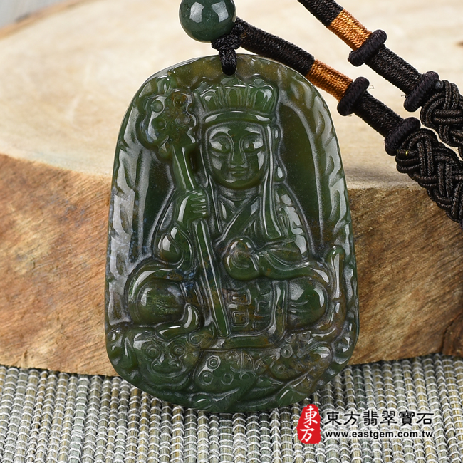 水草玉地藏王菩薩項鍊玉珮正面照片 水草玉地藏王菩薩項鍊玉珮（地藏王菩薩：地藏王菩薩牌水草玉地藏王菩薩玉珮、水草玉地藏王菩薩玉墜）。綠帶紅黃水草玉地藏王菩薩，DY075。客製化訂做各種水草玉地藏王菩薩吊墜玉珮項鍊。★附東方翡翠寶石保證卡