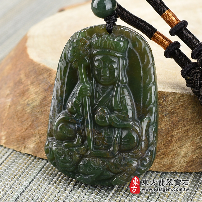 水草玉地藏王菩薩項鍊玉珮右側照片 水草玉地藏王菩薩項鍊玉珮（地藏王菩薩：地藏王菩薩牌水草玉地藏王菩薩玉珮、水草玉地藏王菩薩玉墜）。綠帶紅黃水草玉地藏王菩薩，DY075。客製化訂做各種水草玉地藏王菩薩吊墜玉珮項鍊。★附東方翡翠寶石保證卡