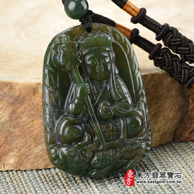 水草玉地藏王菩薩項鍊玉珮左側照片 水草玉地藏王菩薩項鍊玉珮（地藏王菩薩：地藏王菩薩牌水草玉地藏王菩薩玉珮、水草玉地藏王菩薩玉墜）。綠帶紅黃水草玉地藏王菩薩，DY075。客製化訂做各種水草玉地藏王菩薩吊墜玉珮項鍊。★附東方翡翠寶石保證卡
