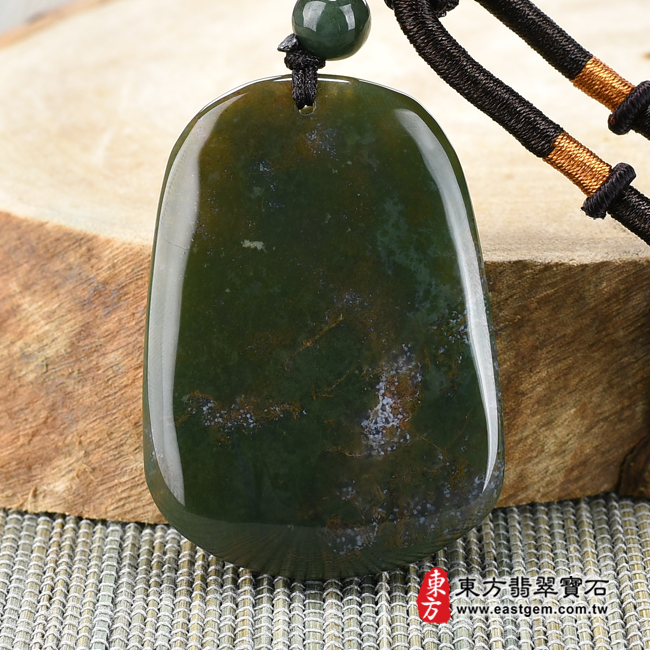 水草玉地藏王菩薩項鍊玉珮背面照片 水草玉地藏王菩薩項鍊玉珮（地藏王菩薩：地藏王菩薩牌水草玉地藏王菩薩玉珮、水草玉地藏王菩薩玉墜）。綠帶紅黃水草玉地藏王菩薩，DY075。客製化訂做各種水草玉地藏王菩薩吊墜玉珮項鍊。★附東方翡翠寶石保證卡