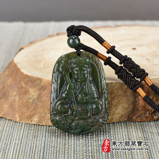 水草玉地藏王菩薩項鍊玉珮情境照片 水草玉地藏王菩薩項鍊玉珮（地藏王菩薩：地藏王菩薩牌水草玉地藏王菩薩玉珮、水草玉地藏王菩薩玉墜）。綠帶紅黃水草玉地藏王菩薩，DY075。客製化訂做各種水草玉地藏王菩薩吊墜玉珮項鍊。★附東方翡翠寶石保證卡