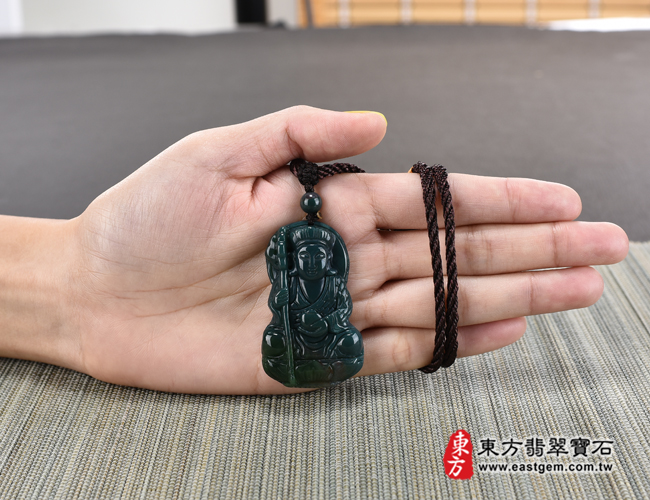 水草玉地藏王菩薩項鍊玉珮大小示意照片 水草玉地藏王菩薩項鍊玉珮（地藏王菩薩：地藏王菩薩牌水草玉地藏王菩薩玉珮、水草玉地藏王菩薩玉墜）。綠色水草玉地藏王菩薩，DY083。客製化訂做各種水草玉地藏王菩薩吊墜玉珮項鍊。★附東方翡翠寶石保證卡