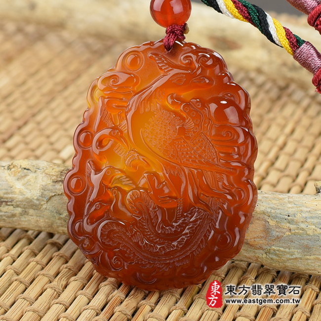 瑪瑙鳳凰項鍊玉珮右側照片 瑪瑙鳳凰項鍊玉珮（鳴鳳朝陽、鳳凰展翅：鳳凰牌瑪瑙鳳凰玉珮、玉髓鳳凰玉墜）。紅瑪瑙玉髓鳳凰，FH042。客製化訂做各種瑪瑙玉髓鳳凰吊墜玉珮項鍊。★附東方翡翠寶石保證卡