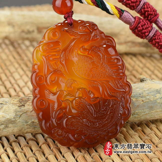 瑪瑙鳳凰項鍊玉珮左側照片 瑪瑙鳳凰項鍊玉珮（鳴鳳朝陽、鳳凰展翅：鳳凰牌瑪瑙鳳凰玉珮、玉髓鳳凰玉墜）。紅瑪瑙玉髓鳳凰，FH042。客製化訂做各種瑪瑙玉髓鳳凰吊墜玉珮項鍊。★附東方翡翠寶石保證卡
