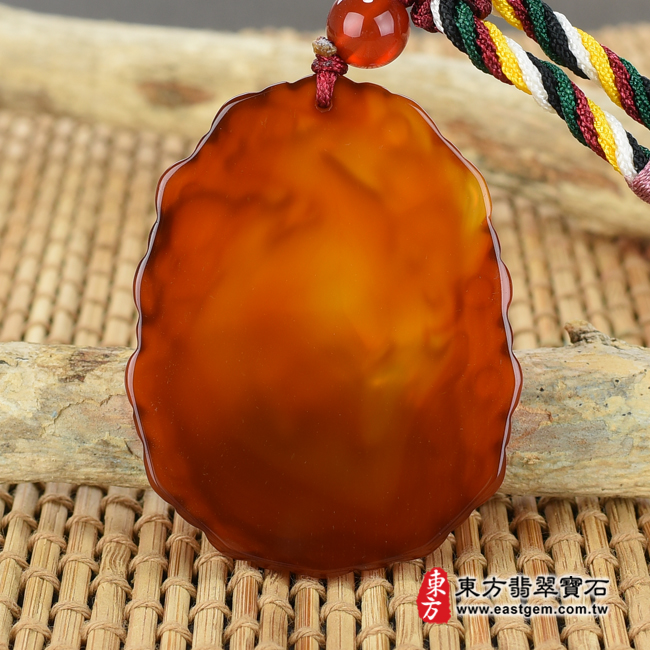 瑪瑙鳳凰項鍊玉珮背面照片 瑪瑙鳳凰項鍊玉珮（鳴鳳朝陽、鳳凰展翅：鳳凰牌瑪瑙鳳凰玉珮、玉髓鳳凰玉墜）。紅瑪瑙玉髓鳳凰，FH042。客製化訂做各種瑪瑙玉髓鳳凰吊墜玉珮項鍊。★附東方翡翠寶石保證卡