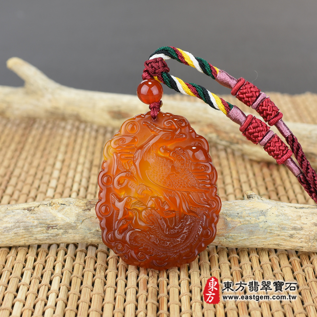 瑪瑙鳳凰項鍊玉珮情境照片 瑪瑙鳳凰項鍊玉珮（鳴鳳朝陽、鳳凰展翅：鳳凰牌瑪瑙鳳凰玉珮、玉髓鳳凰玉墜）。紅瑪瑙玉髓鳳凰，FH042。客製化訂做各種瑪瑙玉髓鳳凰吊墜玉珮項鍊。★附東方翡翠寶石保證卡