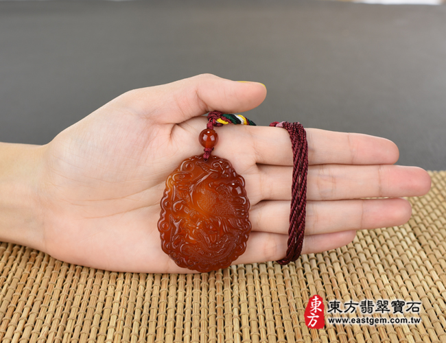 瑪瑙鳳凰項鍊玉珮大小示意照片 瑪瑙鳳凰項鍊玉珮（鳴鳳朝陽、鳳凰展翅：鳳凰牌瑪瑙鳳凰玉珮、玉髓鳳凰玉墜）。紅瑪瑙玉髓鳳凰，FH042。客製化訂做各種瑪瑙玉髓鳳凰吊墜玉珮項鍊。★附東方翡翠寶石保證卡