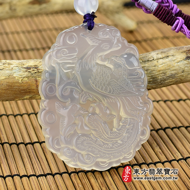 瑪瑙鳳凰項鍊玉珮左側照片 瑪瑙鳳凰項鍊玉珮（鳴鳳朝陽、鳳凰展翅：鳳凰牌瑪瑙鳳凰玉珮、玉髓鳳凰玉墜）。白瑪瑙玉髓鳳凰，FH049。客製化訂做各種瑪瑙玉髓鳳凰吊墜玉珮項鍊。★附東方翡翠寶石保證卡