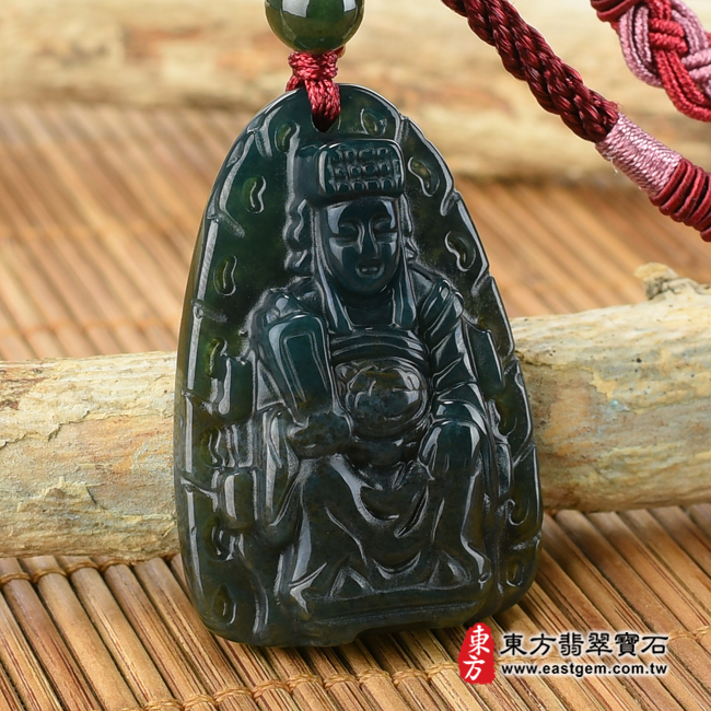 水草玉媽祖項鍊玉珮左側照片 水草玉媽祖項鍊玉珮（天上聖母：媽祖牌水草玉媽祖玉珮、水草玉媽祖玉墜）。深綠水草玉媽祖，MD098。客製化訂做各種水草玉媽祖吊墜玉珮項鍊。★附東方翡翠寶石保證卡