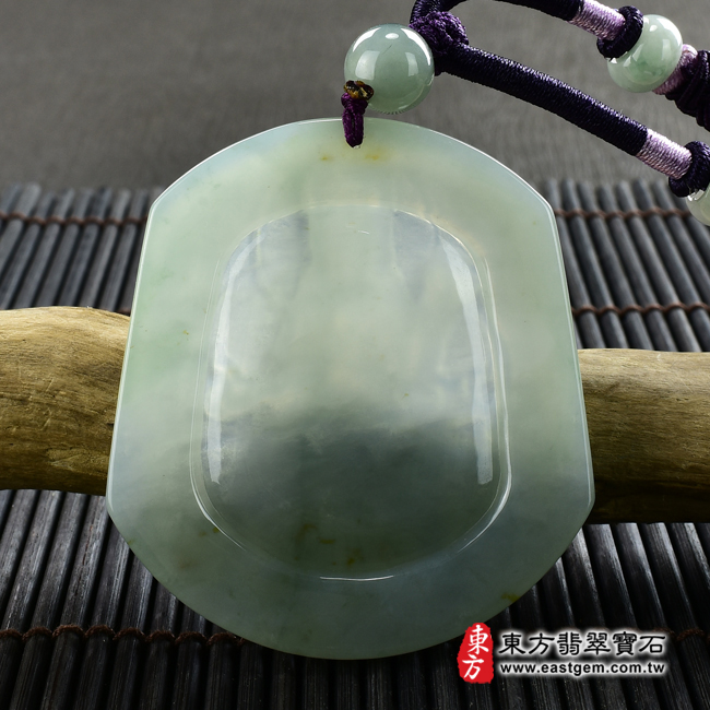 普賢菩薩項鍊玉珮背面照片  翡翠普賢菩薩項鍊玉珮（普賢菩薩：普賢菩薩牌A貨翡翠普賢菩薩玉珮、緬甸玉普賢菩薩玉墜）。淡綠色糯種微冰撒金花普賢菩薩，BS115。客製化訂做各種翡翠普賢菩薩吊墜玉珮項鍊。★附A貨翡翠雙證書